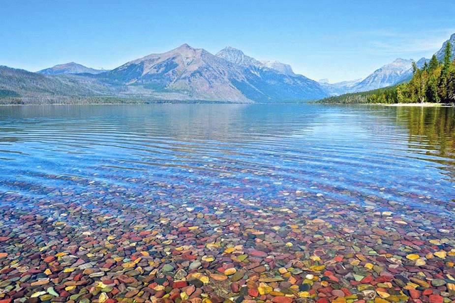 Разноцветные камушки озера Макдональд